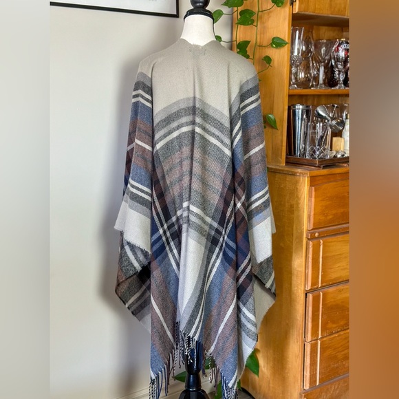 Plaid buckle fringe poncho - Picture 2 of 4